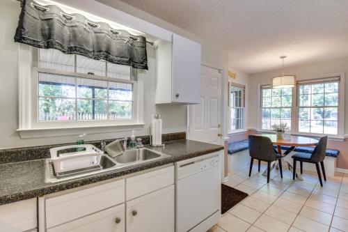 Seneca Escape w/ Screened Patio: Near Lakes! in 塞內卡 (SC)