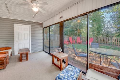 Seneca Escape w/ Screened Patio: Near Lakes! in 塞內卡 (SC)