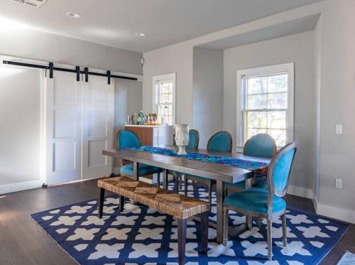 Clarksville Gem Location Style Comfort in Austin, USA