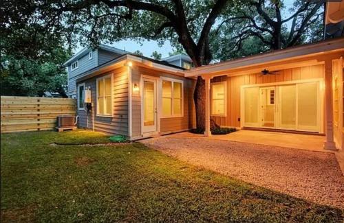 Clarksville Gem Location Style Comfort in Austin, USA
