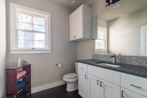 Clarksville Gem Location Style Comfort in Austin, USA