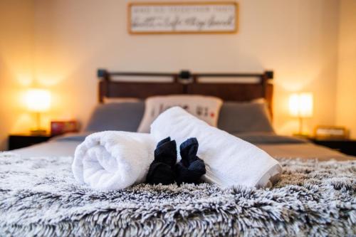 Canyon Retreat! 3min to Broadmoor. Hot Tub! in Colorado Springs, USA