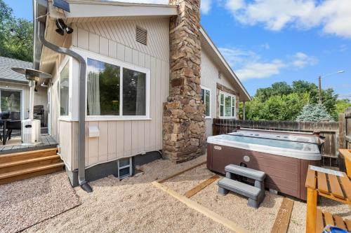 Canyon Retreat! 3min to Broadmoor. Hot Tub! in Colorado Springs, USA