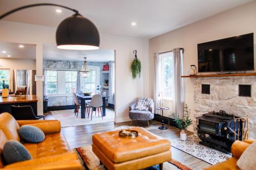Canyon Retreat! 3min to Broadmoor. Hot Tub! in Colorado Springs, USA