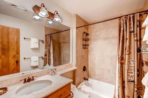 Kiva 325 by East West Hospitality in Beaver Creek, USA