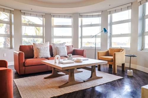 Spacious 3BDR & 2BTH in SM - 5-7 mins to the beach in Los Angeles, Vereinigte Staaten von Amerika