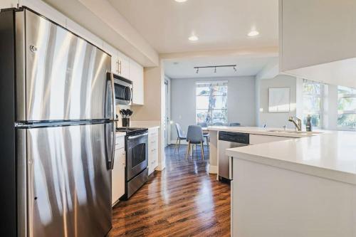 Spacious 3BDR & 2BTH in SM - 5-7 mins to the beach in Los Angeles, USA