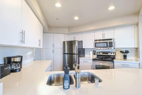 Spacious 3BDR & 2BTH in SM - 5-7 mins to the beach in Los Angeles, USA