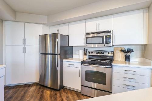 Spacious 3BDR & 2BTH in SM - 5-7 mins to the beach in Los Angeles, USA