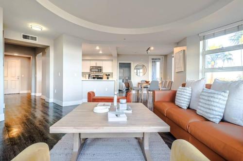 Spacious 3BDR & 2BTH in SM - 5-7 mins to the beach in Los Angeles, USA