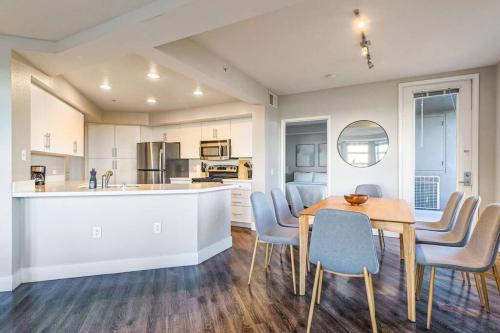 Spacious 3BDR & 2BTH in SM - 5-7 mins to the beach in Los Angeles, USA