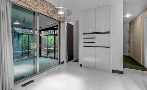 Cheerful 4 bedroom bungalow with indoor fireplace in Buffalo, USA