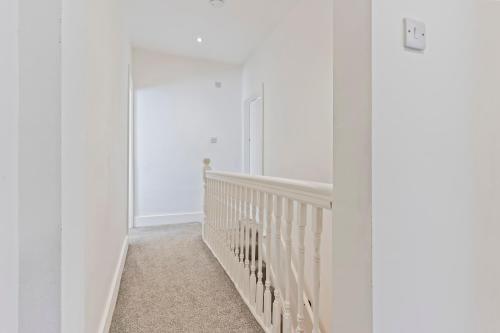 Elegant 3 Bedroom 2 Bathroom House - Sleeps up to 7 - Free Parking, Fast Wifi and Smart TV - Perfect for Contractors and Groups - by Yoko Property Elegant 3 Bedroom 2 Bathroom House - Sleeps up to 7 - Free Parking, Fast Wifi and Smart TV - Perfect for Contractors and Groups - by Yoko Property