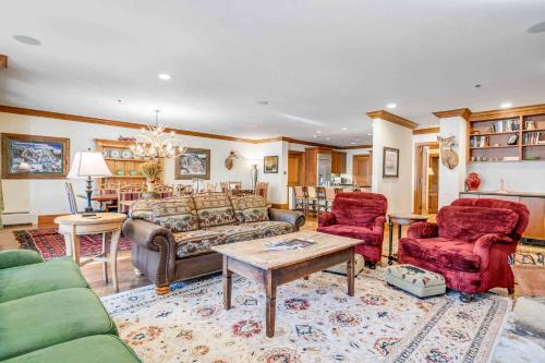 McCoy Peak 402 by East West Hospitality in Beaver Creek, USA