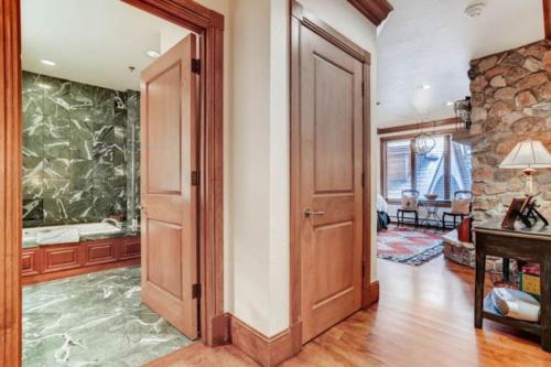 McCoy Peak 202 by East West Hospitality in Beaver Creek, USA