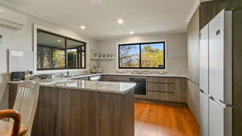 廚房, Anchored on Capes - 5 Bed Lakes Entrance Stay in 湖口地區鎮