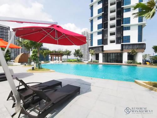 Swimming pool, Almas Suites Puteri Harbour by Stayrene in Gelang Patah/Legoland
