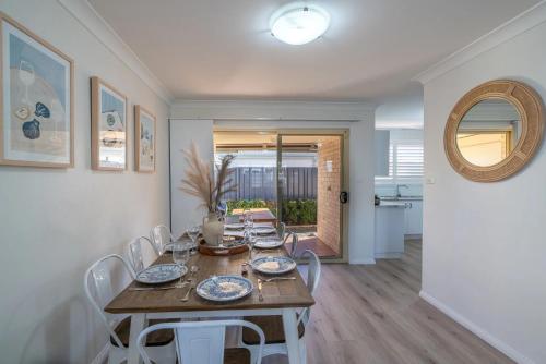 200m to Shellharbour Village - Calm Coastal Townhouse in Shellharbour