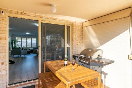 200m to Shellharbour Village - Calm Coastal Townhouse in Shellharbour