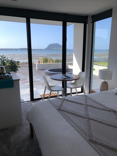 منظر, Guest Suite with Sea Views and Thermally Heated Hot Tub in Matua