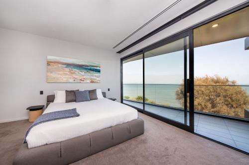 Somers Sanctuary - Clifftop Luxury with Pool & Sauna in Balnarring