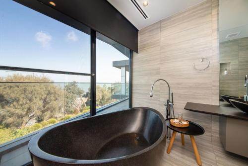 Fürdőszoba, Somers Sanctuary - Clifftop Luxury with Pool & Sauna in Balnarring
