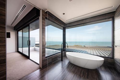 Fürdőszoba, Somers Sanctuary - Clifftop Luxury with Pool & Sauna in Balnarring