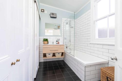 Fürdőszoba, Kingsland 4 Bedroom Villa near Eden Park