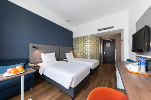 Standard Queen Room with Queen and Single Bed image 2