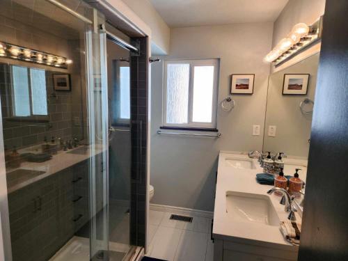 Signature City Charm Furnished 3BR Retreat in Vancouver, Canada