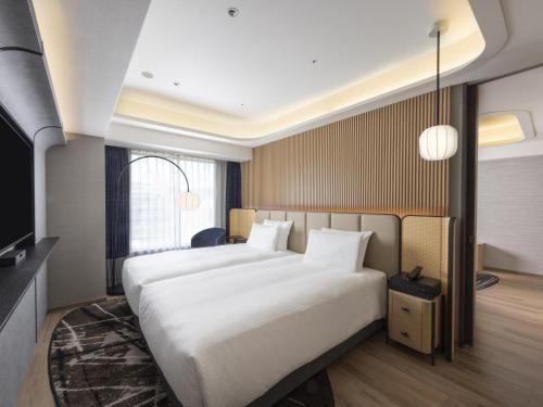 Suite, executive, junior