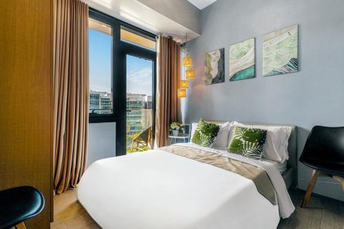 Luxury 3BR Near Airport Terminal 3 Beside Venice Mall Fast WiFi Free Pool and Gym, Metro Manila