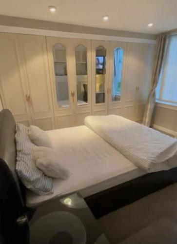 Room in a Home in Morningside