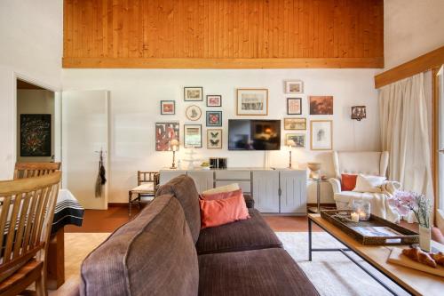 Soulful escape with fireplace and mountain views – Champery, PA