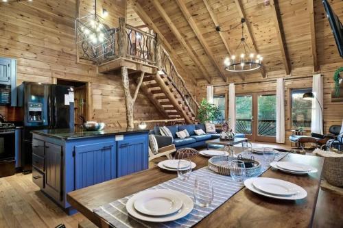 Blue Ridge Cabin Come See Fall Colors HotTub Decks Firepit Game Room in Blue Ridge, USA