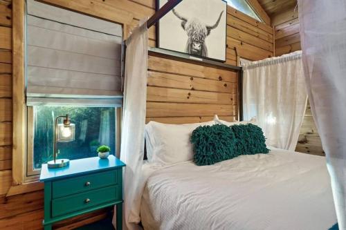 Blue Ridge Cabin Come See Fall Colors HotTub Decks Firepit Game Room in Blue Ridge, USA