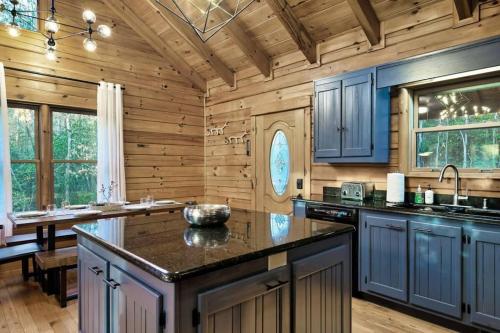Blue Ridge Cabin Come See Fall Colors HotTub Decks Firepit Game Room in Blue Ridge, USA