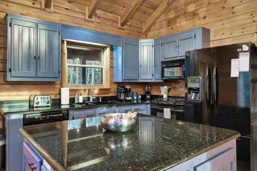 Blue Ridge Cabin Come See Fall Colors HotTub Decks Firepit Game Room in Blue Ridge, USA