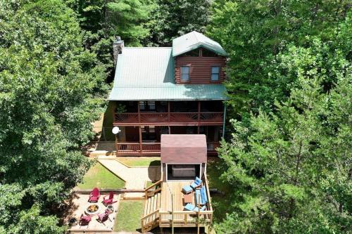 Blue Ridge Cabin Come See Fall Colors HotTub Decks Firepit Game Room in Blue Ridge, USA