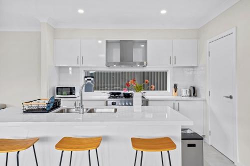 kuhinja, m² 4 spavaća soba, 2 privatna kupaonica Kuća u Jugozapadni Sydney
 (Leppington Two-Level 4Br near Village & Woolworths) in Jugozapadni Sydney