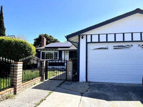 Chic and Modern 3B2Bath Retreat