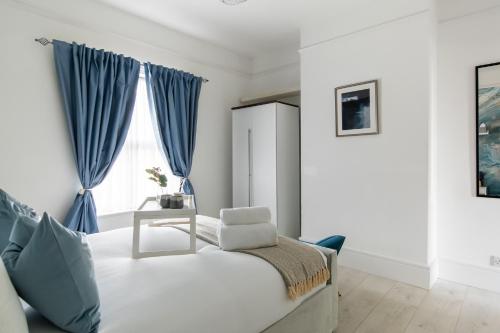 Modern House By LiveStay Short Lets & Serviced Accommodation Luton With Private Garden, BBQ & Free WiFi