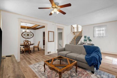 Elegant 3BR, 2 miles to KUMC or Childrens medical center, 30 day plus in Kansas City, USA