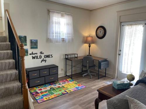 Elegant 3BR, 2 miles to KUMC or Childrens medical center, 30 day plus in Kansas City, USA