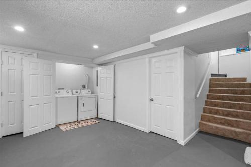 Elegant 3BR, 2 miles to KUMC or Childrens medical center, 30 day plus in Kansas City, USA