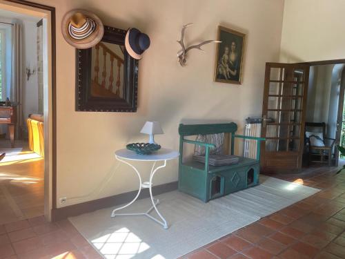 Manoir de famille proche lac in Saint-Etienne-Cantales