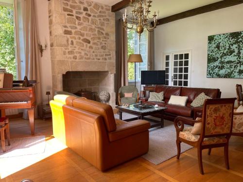 Manoir de famille proche lac in Saint-Etienne-Cantales
