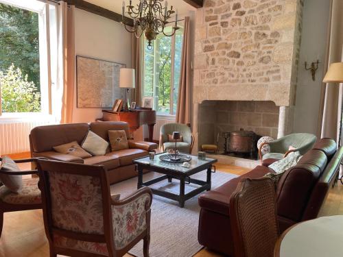 Manoir de famille proche lac in Saint-Etienne-Cantales