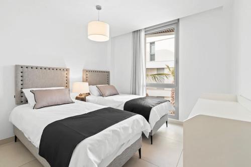 Luxury 2 bedroom apartment walk to beach RDR423