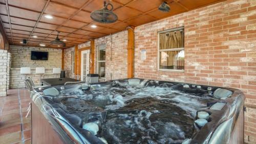 Villa in Grand Prairie with pool sauna hot tub and more in Grand Prairie, USA